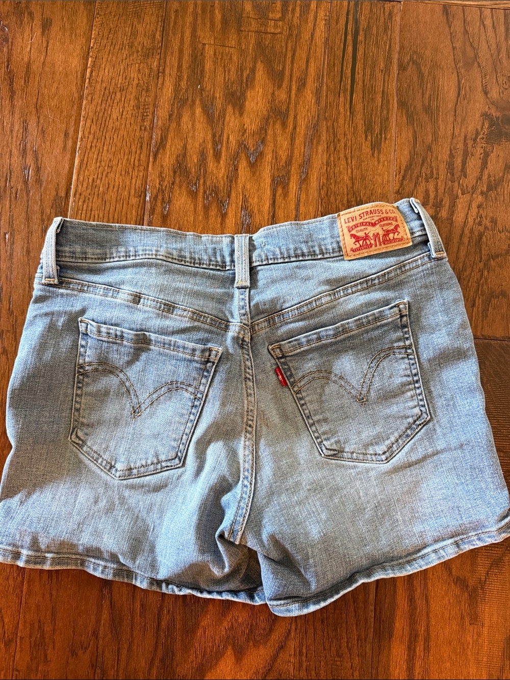 Levi’s EUC Size 28 Light Wash Denim Women’s Shorts - Picture 3 of 4